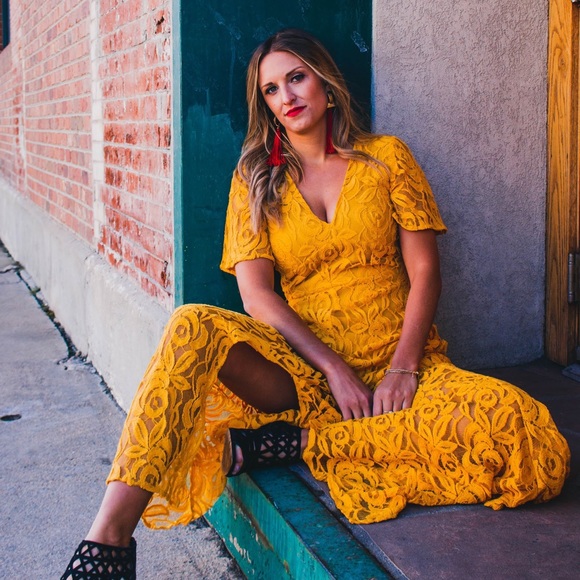 Yellow lace dress - Picture 1 of 2